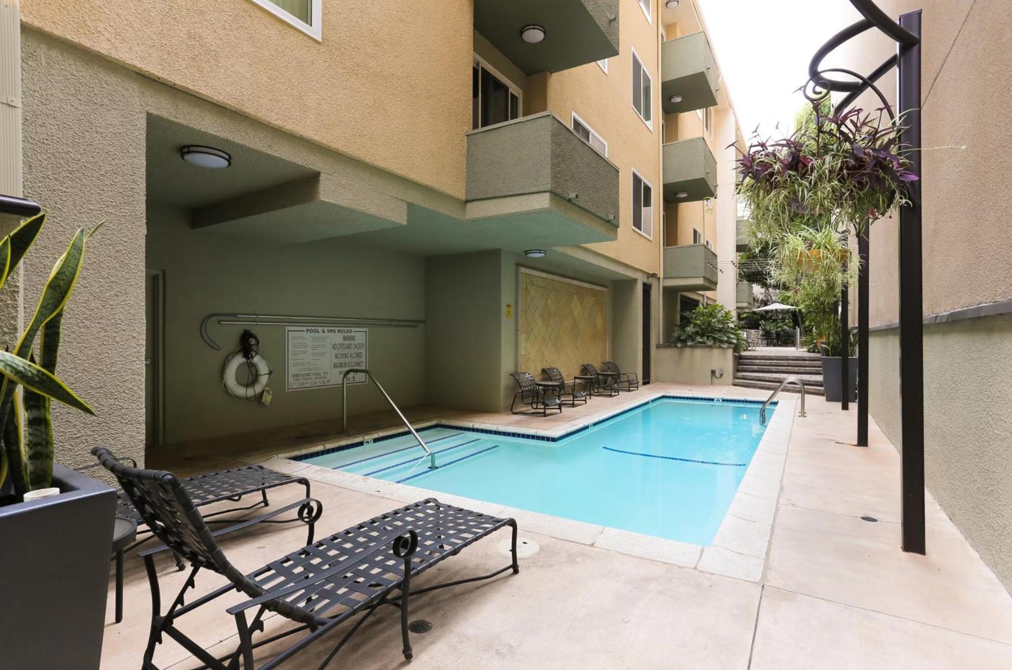 Beverly Hills 2 Bed 2 Bath Penthouse With Den And Parking 414 로스앤젤레스 외부 사진